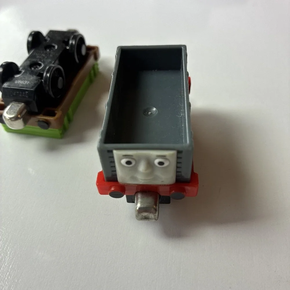 8 Piece Thomas & Friends Take N Play Breakdown Train Car and Others (21K)